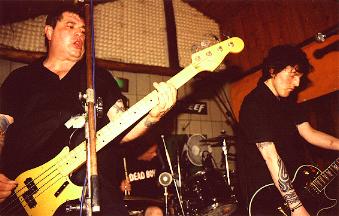 The Lurkers, tocando na Posso! Skate Bar, em Caçapava, em 24 de novembro de 2002 (Foto: Arquivo Welington Dias/Gramophone)