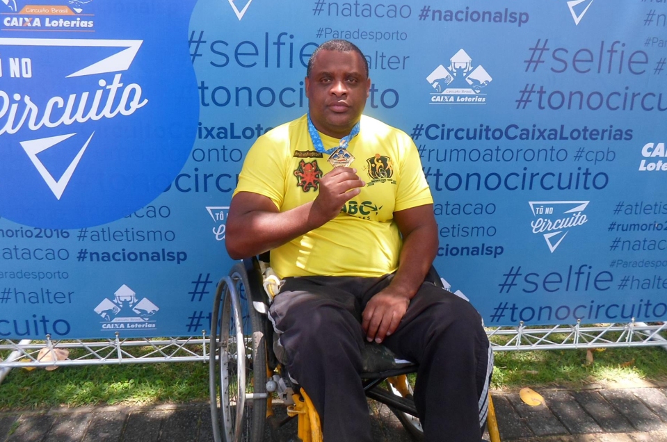 O paratleta Valdir Faustino com a medalha de ouro conquistada em Fortaleza (foto: Jonas Barbetta/ Top 10 Comunicação)